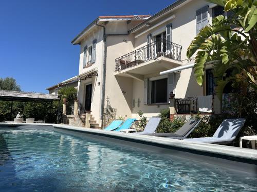 Swimmingpoolen hos eller tæt på Bel Appartement Spacieux et lumineux climatisé de 120m2 dans villa avec piscine