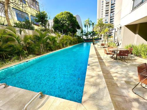 a swimming pool in the middle of a building at Studio no centro de Guarulhos a 7km do aeroporto in Guarulhos