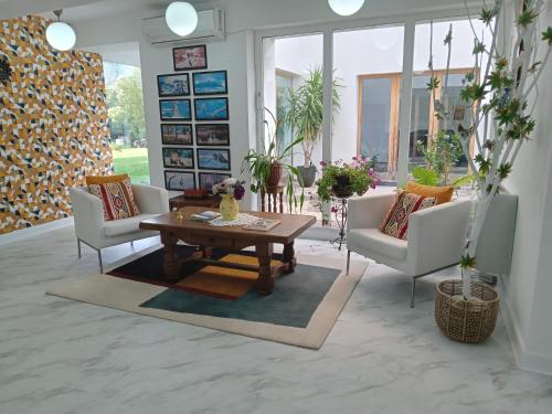 a living room with a wooden table and chairs at Centrul 3H in Sub Piatra
