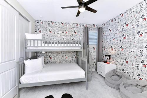 Кровать или кровати в номере Stylish Home With Themed Rooms, Game Room And Waterpark & Resort Access Near Disney At Encore Resorts Reunion - 267Sf