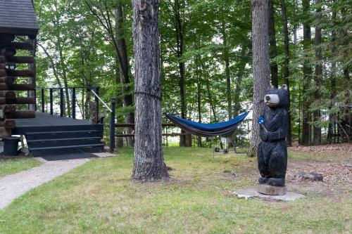 Επισκέπτες που μένουν στο Rhinelander Waterfront Cabin with Deck and Fire Pit!