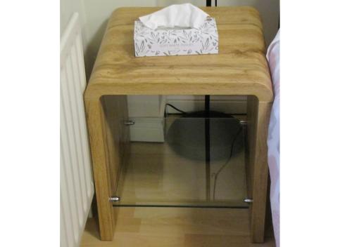 Una pequeña mesa de madera con una bolsa encima. en Seabird Apartment, en Portstewart