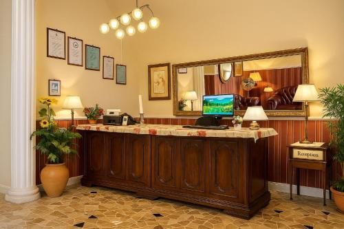 Una televisión o centro de entretenimiento en Hotel GIUBILEO