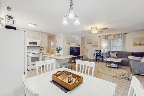 Una cocina y una sala de estar con mesa y sillas. en Oaks by the Sea, en Emerald Isle