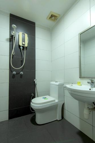 un baño con inodoro y lavabo en Hotel Pavilion Port, en Pelabuhan Kelang