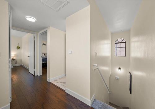 an empty hallway with white walls and wood floors at Cozy&Stylish DT Alhambra Living walk to Starbucks in Alhambra