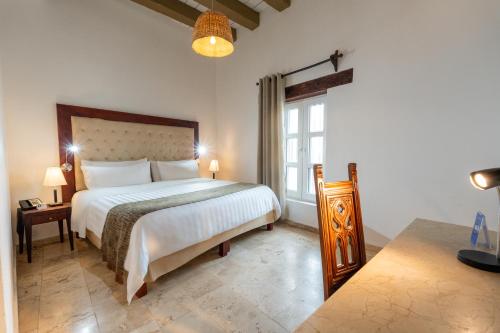 Postel nebo postele na pokoji v ubytování GHL Collection Armería Real Hotel