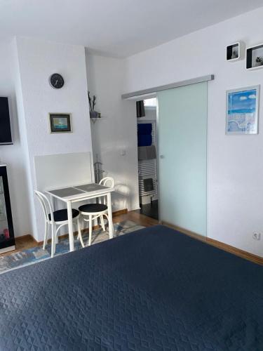 a room with a table and two chairs and a table at Modernes Studio in Baden-Baden