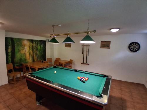Meja biliard di Hotel Haus Oberland
