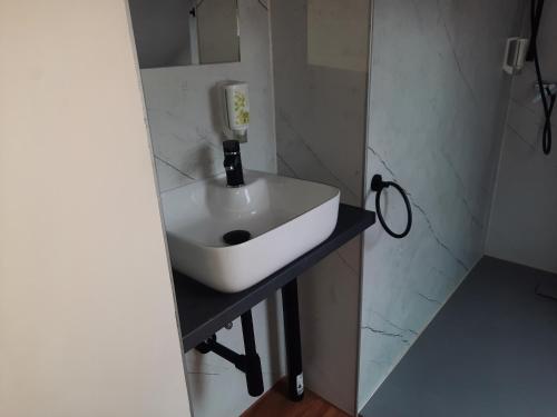 a white sink in a bathroom with a phone at FeWo A 6 J 22 Michelangelo NETFLIX Fußgängerzone in Eisenach