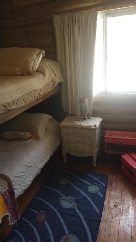 a bedroom with two bunk beds and a window at Cabaña Gaia in Los Cocos