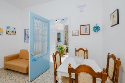 een eetkamer met een tafel en een stoel bij Statis House in Lardos