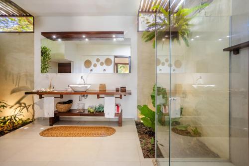 a bathroom with a sink and a shower at Aldeia Jericoacoara - Suites Privativas in Jericoacoara