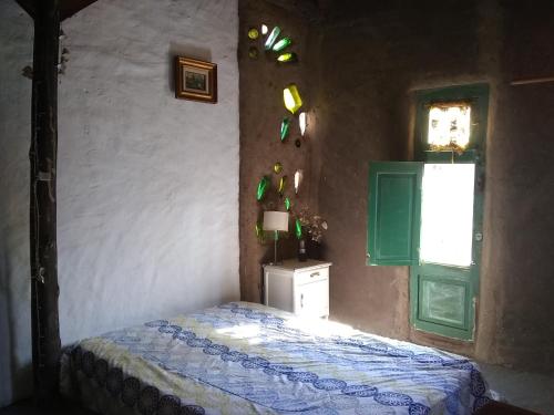 マル・デル・プラタにあるLuna Llena casa de Playa en Mardelのベッドルーム1室(ベッド1台、緑の窓付)