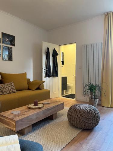 a living room with a couch and a coffee table at Ferienwohnung Auszeit Duderstadt in Duderstadt