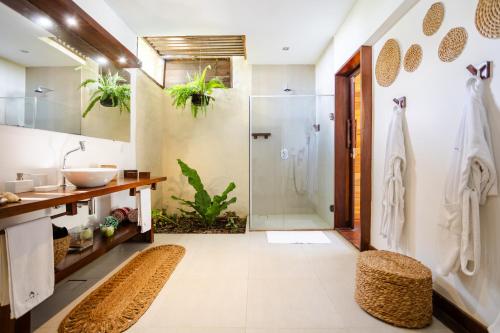 a bathroom with a shower and a sink at Aldeia Jericoacoara - Suites Privativas in Jericoacoara