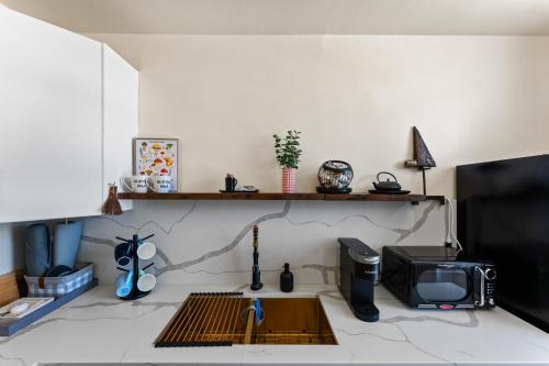 Μια τηλεόραση ή/και κέντρο ψυχαγωγίας στο Ocean View Studio Near Convention Center and Beach