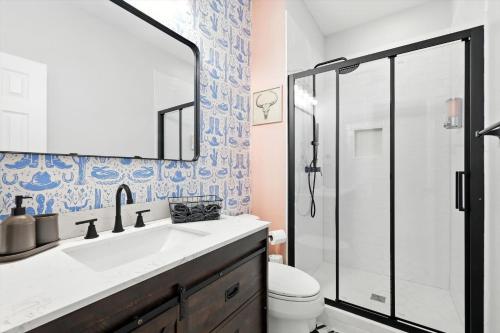 Koupelna v ubytování 5BD 3BA Pool Oasis Come Rest Relax & Recharge
