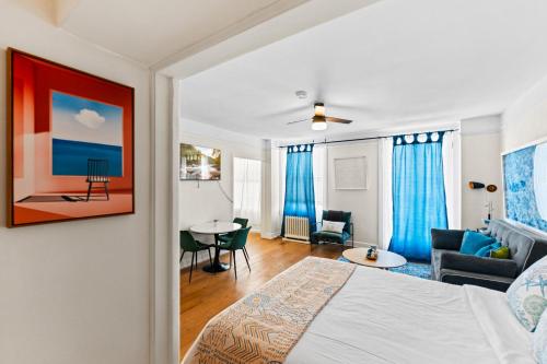 Ένα ή περισσότερα κρεβάτια σε δωμάτιο στο Ocean View Studio Near Convention Center and Beach