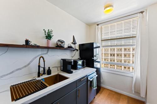 Η κουζίνα ή μικρή κουζίνα στο Ocean View Studio Near Convention Center and Beach