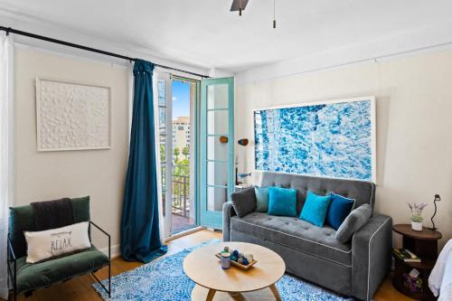 Χώρος καθιστικού στο Ocean View Studio Near Convention Center and Beach