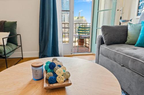 Χώρος καθιστικού στο Ocean View Studio Near Convention Center and Beach