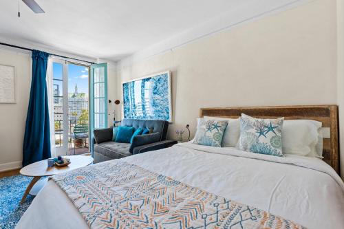 Ένα ή περισσότερα κρεβάτια σε δωμάτιο στο Ocean View Studio Near Convention Center and Beach