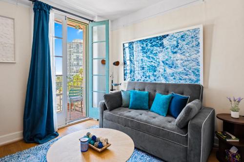 Χώρος καθιστικού στο Ocean View Studio Near Convention Center and Beach