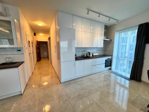 Kuchyň nebo kuchyňský kout v ubytování Apartament Faltom 12 Yacht Park Premium Sea View