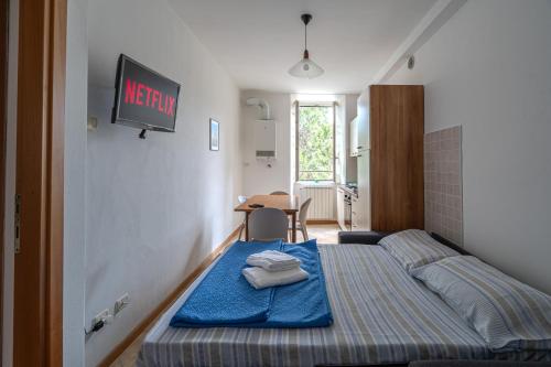 ein Schlafzimmer mit einem Bett und einem Fernseher an der Wand in der Unterkunft Dimora le Mura in Bergamo