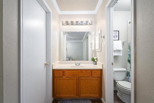 Ένα μπάνιο στο 12D- In-unit Washer & Dryer - Free Parking - Fast Wi-Fi