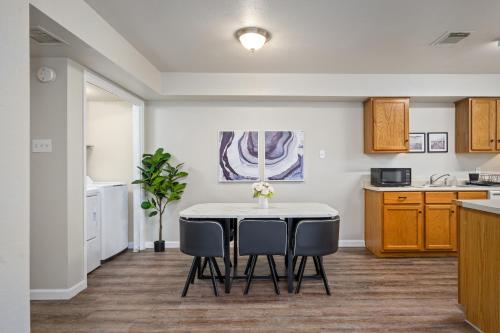 Η κουζίνα ή μικρή κουζίνα στο 12D- In-unit Washer & Dryer - Free Parking - Fast Wi-Fi