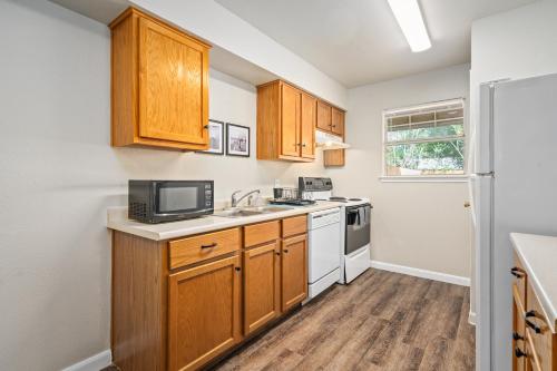 Η κουζίνα ή μικρή κουζίνα στο 12D- In-unit Washer & Dryer - Free Parking - Fast Wi-Fi
