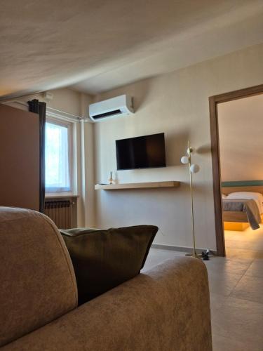 a living room with a couch and a mirror at Kalimè in Alba