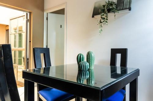 una mesa de comedor con un cactus encima en Gaviota Family, en Guadalajara