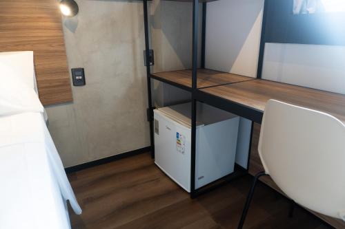 a room with a desk and a white chair at ibis Arcoverde in Arcoverde
