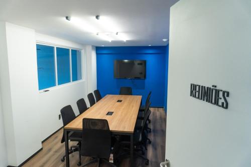 a conference room with a wooden table and chairs at ibis Arcoverde in Arcoverde