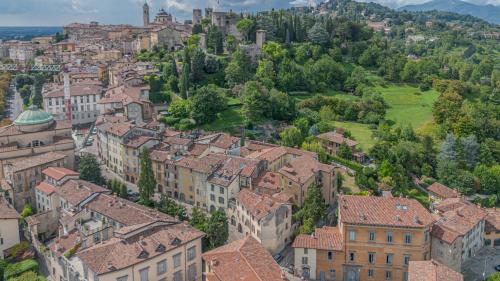 eine Luftaufnahme einer Stadt mit Gebäuden in der Unterkunft Dimora le Mura in Bergamo