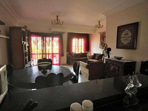 Posezení v ubytování Chalet in Coral Hills, Ras Elhekma, El Dabaa