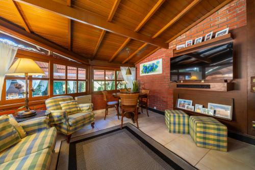 a living room with couches and a table at Pousada Monte Felice Recanto da Lua in Gramado