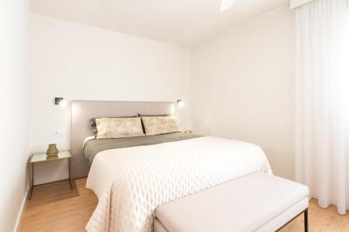 Puntillo del SolにあるProfithome- I love Puntillo del Solの白いベッドルーム(ベッド2台、窓付)