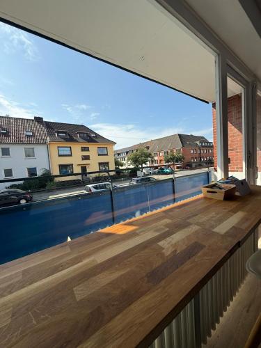 a balcony with a view of a city at Apartment Cozy Note für 2 in Bremerhaven