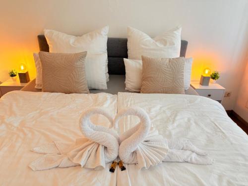 two swans towels on top of a bed at DREAMZzz l Perfekt für Familien & Paare l Innenstadt Coburg l Parkhaus 100 Meter in Coburg