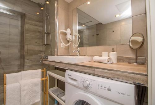 a bathroom with a sink and a washing machine at Ocean House Apartamento Exclusivo Vista Mar B3 Plta 8 by Costa del Sol Stay in Torremolinos