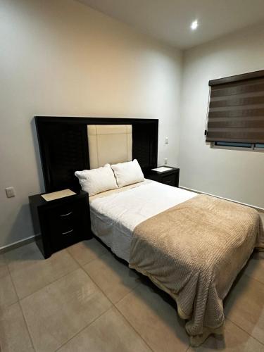 a bedroom with a large bed with a large headboard at Casa de lujo muy cómoda de 2 pisos in San Miguel el Alto