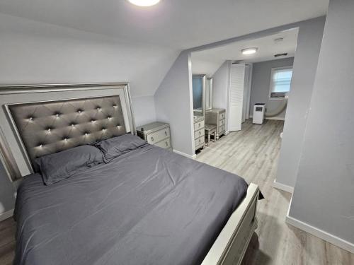 a bedroom with a large bed in a room at Beach Apt In Woodmontmilford in Milford