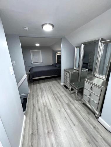 a bedroom with a bed and two dressers in a room at Beach Apt In Woodmontmilford in Milford