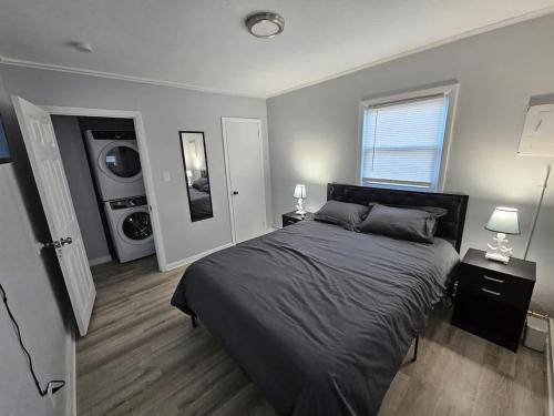 a bedroom with a bed and two night stands with lamps at Beach Apt In Woodmontmilford in Milford
