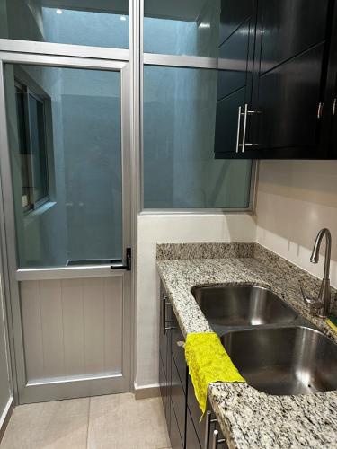 a kitchen with a stainless steel sink and a window at Casa de lujo muy cómoda de 2 pisos in San Miguel el Alto