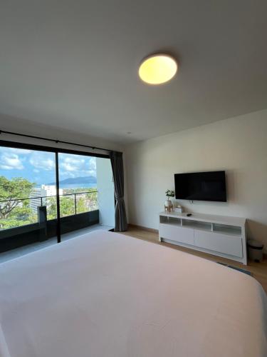 Μια τηλεόραση ή/και κέντρο ψυχαγωγίας στο Hill Bay Suites Hotel